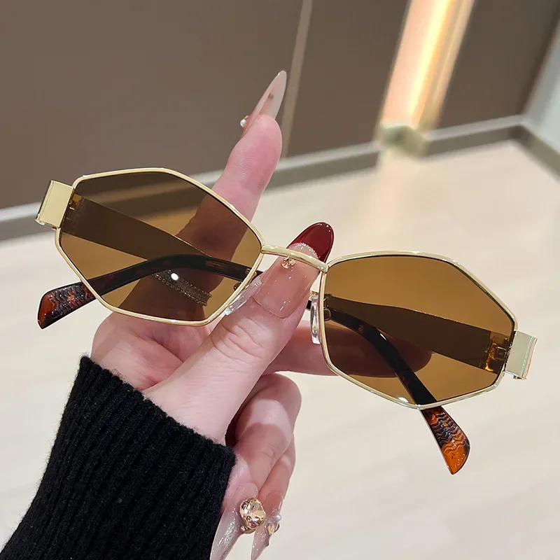 Designer Sunglasses - Modieuze, veelhoekige zonnebrillen voor dames, vintage