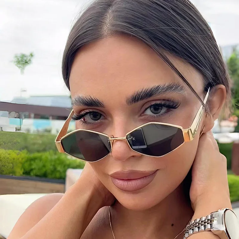 Modieuze, veelhoekige zonnebri - Designer Sunglasses recensie en prijs