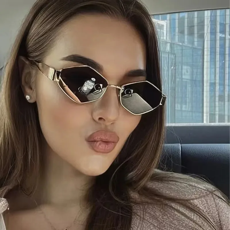 Modieuze, veelhoekige zonnebri - Designer Sunglasses recensie en prijs