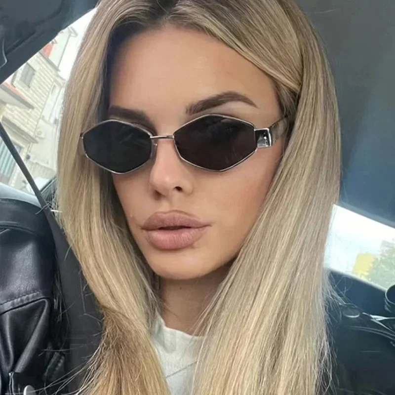 Modieuze, veelhoekige zonnebri - Designer Sunglasses recensie en prijs